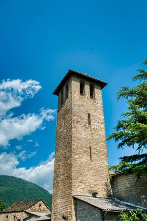 Téléchargez les photos : L'église de Sarvise est de style roman, du XIIe siècle. Il est dédié à la Vierge de Septembre, Huesca, Aragon, Espagne - en image libre de droit