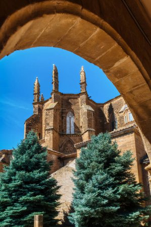 Téléchargez les photos : La cathédrale de Huesca, construite dans le style gothique, a été commencée à la fin du 13ème siècle et achevée au début du 16ème siècle. Il a été à l'origine dédié à Jésus le Nazaréen, mais est populairement connu comme la cathédrale de Santa Maria - en image libre de droit