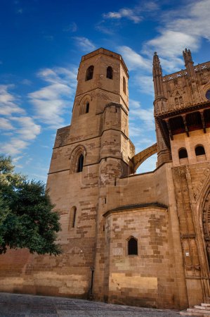 Foto de La catedral de Huesca, construida en estilo gótico, se inició a finales del siglo XIII y se completó a principios del siglo XVI. Originalmente fue dedicada a Jesús el Nazareno, pero es popularmente conocida como la Catedral de Santa María. - Imagen libre de derechos