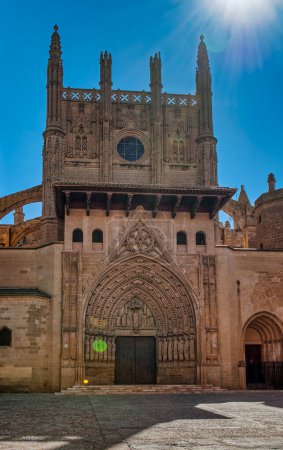 Téléchargez les photos : La cathédrale de Huesca, construite dans le style gothique, a été commencée à la fin du 13ème siècle et achevée au début du 16ème siècle. Il a été à l'origine dédié à Jésus le Nazaréen, mais est populairement connu comme la cathédrale de Santa Maria - en image libre de droit
