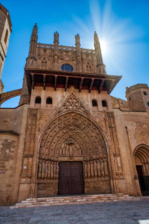 Téléchargez les photos : Huesca est une ville et une municipalité espagnole, capitale de la province du même nom et de la région de Hoya de Huesca, située au nord de la communauté autonome d'Aragon.. - en image libre de droit