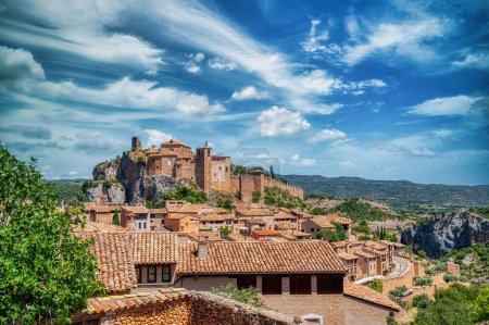 Téléchargez les photos : Alquezar est une commune espagnole de la région de Somontano de Barbastro, dans la province de Huesca, communauté autonome d'Aragon. Espagne - en image libre de droit