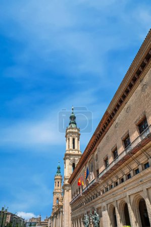 Foto de La Catedral-Basílica de Nuestra Señora del Pilar es una iglesia católica en la ciudad de Zaragoza, Aragón. España - Imagen libre de derechos