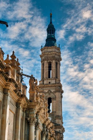Téléchargez les photos : La cathédrale-basilique Notre-Dame de Pilar est une église catholique romaine située dans la ville de Saragosse, en Aragon. Espagne - en image libre de droit