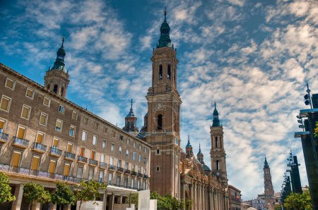 Téléchargez les photos : La cathédrale-basilique Notre-Dame de Pilar est une église catholique romaine située dans la ville de Saragosse, en Aragon. Espagne - en image libre de droit
