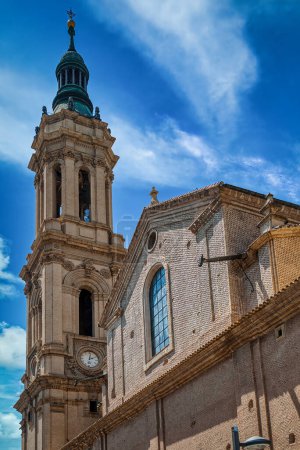 Téléchargez les photos : Saragosse est la capitale de l'Aragon, l'une des communautés autonomes du nord-est de l'Espagne. Au centre de la ville se trouve la basilique baroque de Notre-Dame de Pilar, Espagne - en image libre de droit