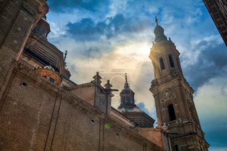 Téléchargez les photos : Saragosse est la capitale de l'Aragon, l'une des communautés autonomes du nord-est de l'Espagne. Au centre de la ville se trouve la basilique baroque de Notre-Dame de Pilar, Espagne - en image libre de droit