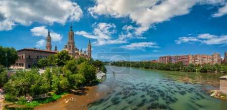 Foto de Zaragoza es la capital de Aragón, una de las comunidades autónomas del noreste de España. En el centro de la ciudad se encuentra la basílica barroca de Nuestra Señora del Pilar, España - Imagen libre de derechos