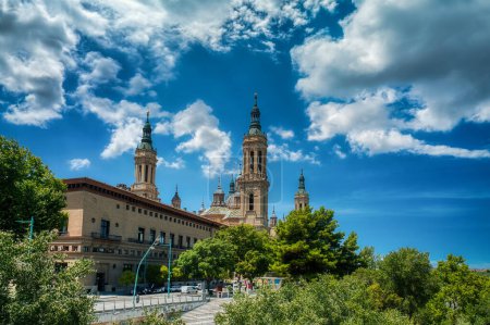 Foto de Zaragoza es la capital de Aragón, una de las comunidades autónomas del noreste de España. En el centro de la ciudad se encuentra la basílica barroca de Nuestra Señora del Pilar, España - Imagen libre de derechos