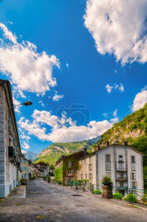 Foto de Eaux-Chaudes es un balneario en el valle de Gave d 'Ossau en los Pirineos franceses - Imagen libre de derechos