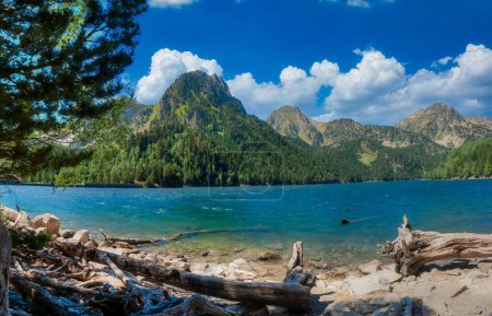 Téléchargez les photos : Lac Sant Maurici, Il est le seul parc national en Catalogne. Le paysage est de haute montagne avec un relief impressionnant et une grande richesse de faune et de végétation. Lleida, Espagne - en image libre de droit
