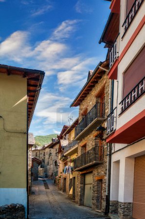 Téléchargez les photos : Llavorsi est une ville et une commune espagnole de la province de Lerida, dans la communauté autonome de Catalogne. Il appartient à la région de Pallars Sobira - en image libre de droit