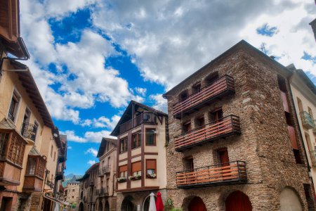 Téléchargez les photos : Esterri de Aneu est une ville espagnole de la province de Lrida, dans la communauté autonome de Catalogne, située dans le centre de la région de Pallars Sobir et à côté de la rivière Noguera Pallaresa. Espagne. - en image libre de droit