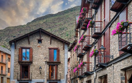 Téléchargez les photos : Esterri de Aneu est une ville espagnole de la province de Lrida, dans la communauté autonome de Catalogne, située dans le centre de la région de Pallars Sobir et à côté de la rivière Noguera Pallaresa. Espagne. - en image libre de droit