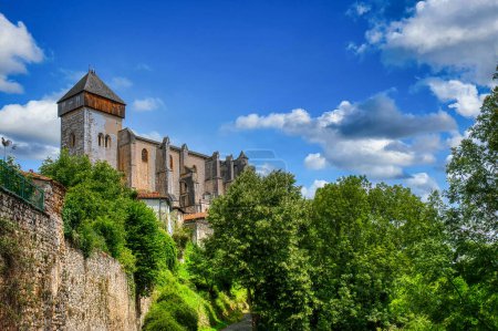 Téléchargez les photos : Saint-Bertrand-de-Comminges est une commune française située dans le département de la Haute-Garonne en région Midi-Pyrnes. Il est classé dans la catégorie des plus belles villes de France - en image libre de droit