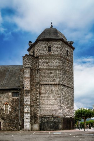 Foto de Montrjeau es una localidad y comuna de la región de Mediodia-Pirineos, departamento del Alto Garona, en el distrito de Saint-Gaudens y cantón de Montrjeau. - Imagen libre de derechos