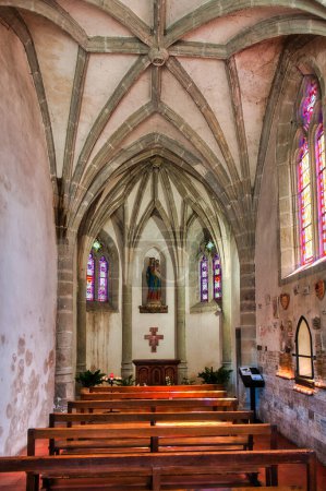 Téléchargez les photos : Eglise Notre-Dame de la Santé,. Carcassonne, ville perchée dans le Languedoc, est célèbre pour sa citadelle médiévale - en image libre de droit
