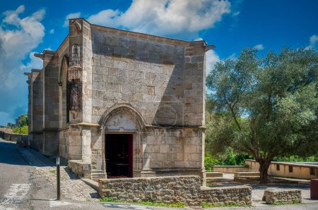 Foto de Iglesia Nuestra Señora de la Salud,. Carcassonne, una ciudad en la cima de una colina en la zona de Languedoc en el sur de Francia, es famosa por su ciudadela medieval - Imagen libre de derechos