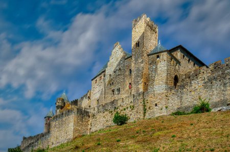 Carcassonne, eine Stadt auf einem Hügel im südfranzösischen Languedoc, ist berühmt für ihre mittelalterliche Zitadelle.