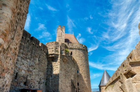 Carcassonne, ville perchée dans le Languedoc, est célèbre pour sa citadelle médiévale.