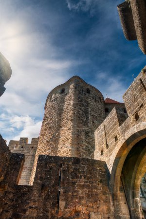 Carcassonne, ville perchée dans le Languedoc, est célèbre pour sa citadelle médiévale.