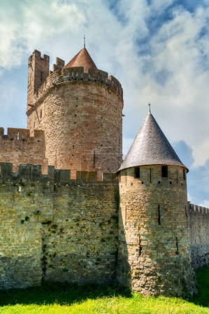 Carcassonne, eine Stadt auf einem Hügel im südfranzösischen Languedoc, ist berühmt für ihre mittelalterliche Zitadelle.
