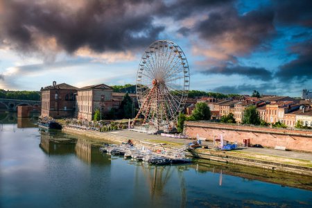 Toulouse ist die Hauptstadt der Region Okzitanien in Südfrankreich. Es wird durch den Fluss Garonne geteilt und liegt in der Nähe der Grenze zu Spanien. Es ist bekannt als La Ville Rose