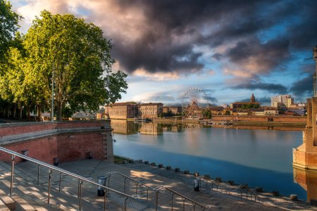 Toulouse es la capital de la región de Occitania en el sur de Francia. Está dividido por el río Garona y se encuentra cerca de la frontera con España. Se conoce como La Ville Rose