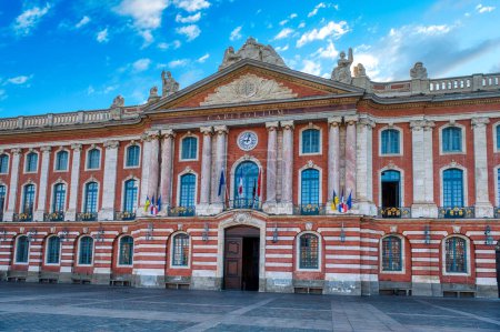 Téléchargez les photos : Toulouse est la capitale de la région Occitanie dans le sud de la France. Elle est divisée par la Garonne et est située près de la frontière avec l'Espagne. Il est connu sous le nom La Ville Rose - en image libre de droit