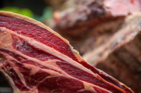 Téléchargez les photos : Texture d'un steak de boeuf sur un marché français - en image libre de droit