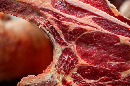 Téléchargez les photos : Texture d'un steak de boeuf sur un marché français - en image libre de droit