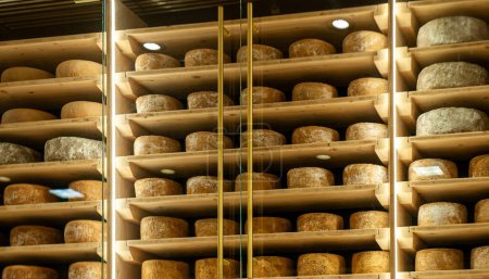 Téléchargez les photos : Exposition de fromage dans un marché à Toulouse - en image libre de droit
