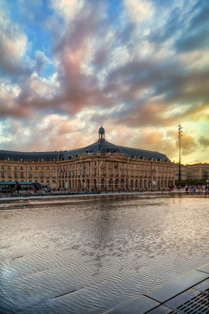 Bordeaux, Zentrum der berühmten Weinregion, ist eine Hafenstadt am Fluss Garonne im Südwesten Frankreichs. Es ist für seine gotische Kathedrale Saint Andre bekannt