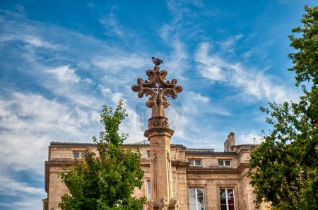Foto de Burdeos, centro de la famosa región vinícola, es una ciudad portuaria en el río Garona en el suroeste de Francia. Es conocida por su catedral gótica de San Andrés - Imagen libre de derechos