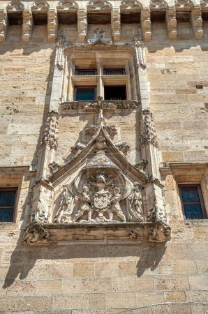 Téléchargez les photos : Porte de Cailhau, Monument de 1495 qui ressemble à un château et était l'entrée principale de la ville de Bordeaux - en image libre de droit