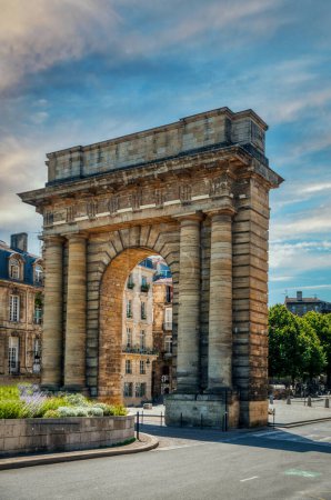 Icónico arco de piedra de estilo romano, construido en la década de 1750 como una entrada simbólica a la ciudad de Burdeos. Francia