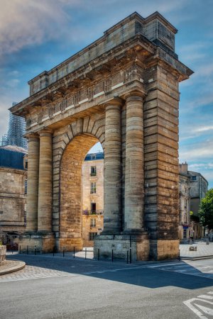 Téléchargez les photos : Arc en pierre emblématique de style romain, construit dans les années 1750 comme une entrée symbolique de la ville de Bordeaux. France - en image libre de droit