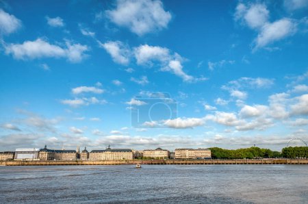 Bordeaux, Zentrum der berühmten Weinregion, ist eine Hafenstadt am Fluss Garonne im Südwesten Frankreichs. Sie ist für ihre gotische Kathedrale Sankt Andreas bekannt