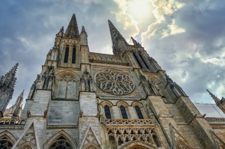 Téléchargez les photos : La cathédrale Saint-André de Bordeaux est une église de style gothique située dans la ville française de Bordeaux. France - en image libre de droit