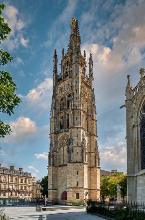 Die Kathedrale des Heiligen Andreas von Bordeaux ist eine Kathedrale im gotischen Stil in der französischen Stadt Bordeaux. Frankreich