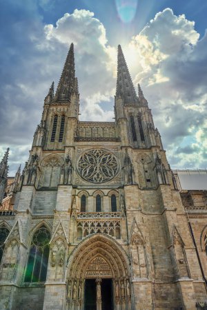 Foto de La Catedral de San Andrés de Burdeos es una iglesia catedral de estilo gótico situada en la ciudad francesa de Burdeos. Francia - Imagen libre de derechos