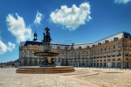 Bordeaux, Zentrum der berühmten Weinregion, ist eine Hafenstadt am Fluss Garonne im Südwesten Frankreichs. Sie ist für ihre gotische Kathedrale Sankt Andreas bekannt,