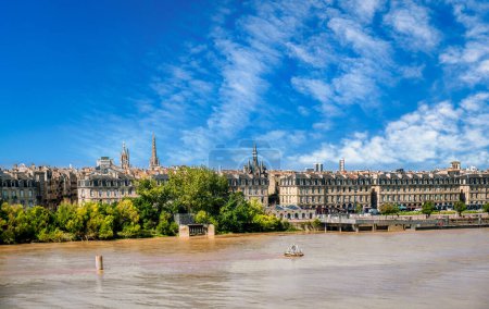 Bordeaux, Zentrum der berühmten Weinregion, ist eine Hafenstadt am Fluss Garonne im Südwesten Frankreichs. Sie ist für ihre gotische Kathedrale Sankt Andreas bekannt,