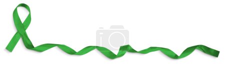 Foto de una cinta verde con extremo rizado aislado sobre un fondo blanco con camino de recorte.