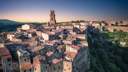 Pitigliano - antigua ciudad medieval en Italia (Toscana) al atardecer.