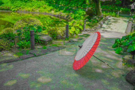 Téléchargez les photos : Parapluie japonais rouge et blanc. Lieu de tournage : Shinjuku-ku, Tokyo - en image libre de droit