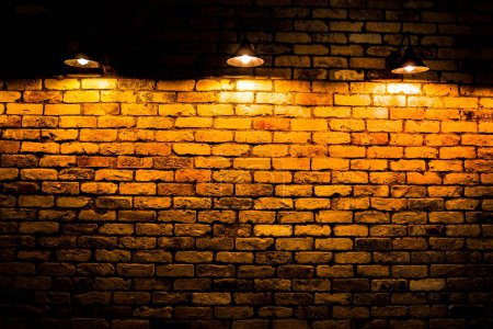 Iluminación que ilumina la pared de ladrillo. Ubicación del disparo: Chuo-ku, Tokyo
