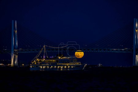 Foto de Mid -Autumn Moon and Yokohama Bay Bridge. Ubicación del disparo: Nishi-ku, Yokohama - Imagen libre de derechos
