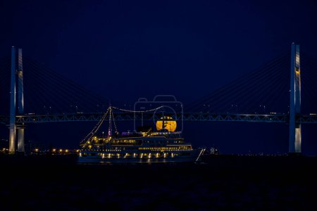 Foto de Mid-Autumn Moon and Yokohama Port (en inglés). Ubicación del disparo: Nishi-ku, Yokohama - Imagen libre de derechos