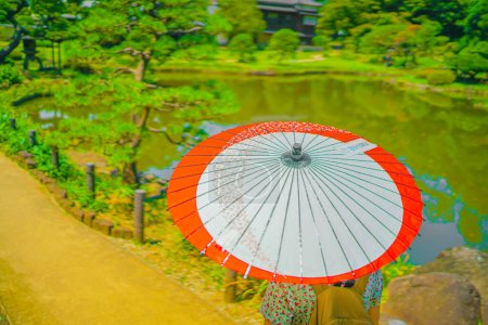 Téléchargez les photos : Parapluie japonais rouge et blanc. Lieu de tournage : Shinjuku-ku, Tokyo - en image libre de droit